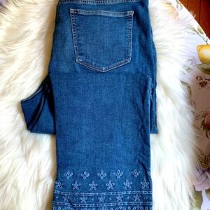 Capri with embroidered scalloped edges